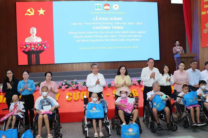 Ban Tổ chức đã trao tặng quà cho các học sinh là bệnh nhi.