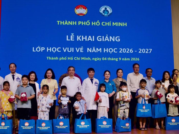 Lễ khai giảng “Lớp học vui vẻ" tại Bệnh viện Nhi đồng 1.