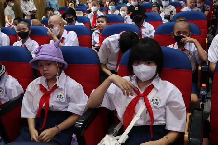 Các em học sinh dự lễ khai giảng.