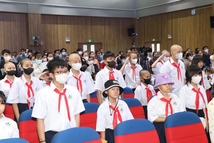 Các em học sinh là bệnh nhi dự lễ khai giảng năm học mới.