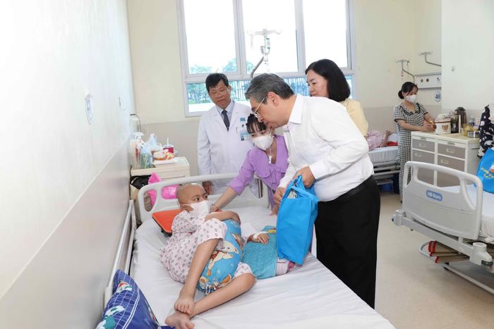 Lãnh đạo Ủy ban MTTQ Việt Nam TP Hồ Chí Minh đến tận giường bệnh thăm hỏi, tặng quà cho các bệnh nhi.