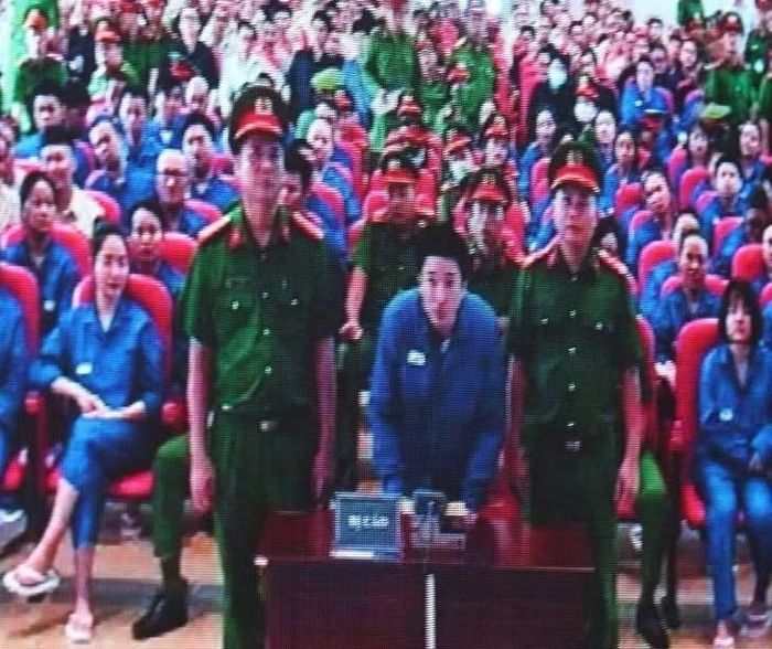 Ca sĩ Chi Dân xuất hiện tại tòa khiến nhiều người không nhận ra bởi vẻ bề ngoài quá khác so với ngày còn đứng trên sân khấu