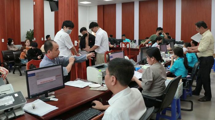 Trung tâm hành chính công tiếp nhận, giải quyết hồ sơ trực tuyến cho người dân.