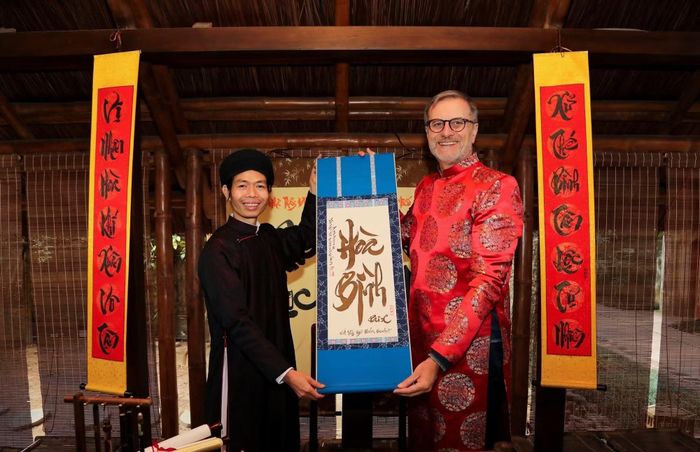 Đại sứ Olivier Brochet diện áo dài truyền thống, đến tham quan Văn Miếu – Quốc Tử Giám đầu năm 2026. Ảnh: Nguyễn Bình/CAND