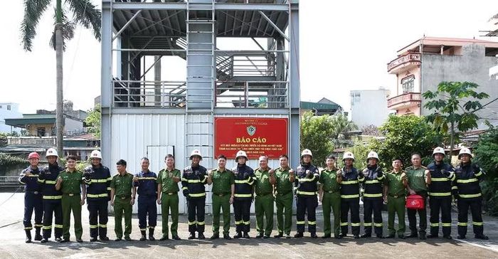 Các đại biểu chụp ảnh cùng đội tuyển.