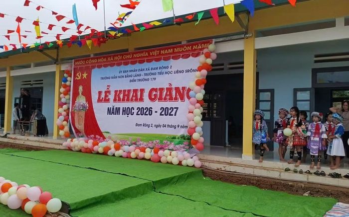 Các em học sinh háo hức trước giờ khai giảng năm học mới ở điểm trường 179.