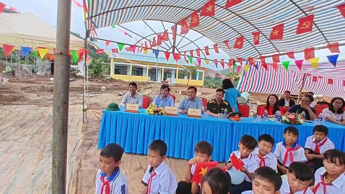 Lãnh đạo xã Đam Rông 2 tới dự lễ khai giảng năm học mới tại điểm trường 179.