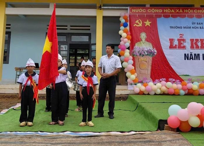 Thầy và trò tập duyệt nghi thức trước giờ khai giảng.