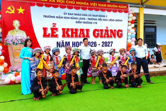 Thầy cô và học trò trong ngày khai giảng.