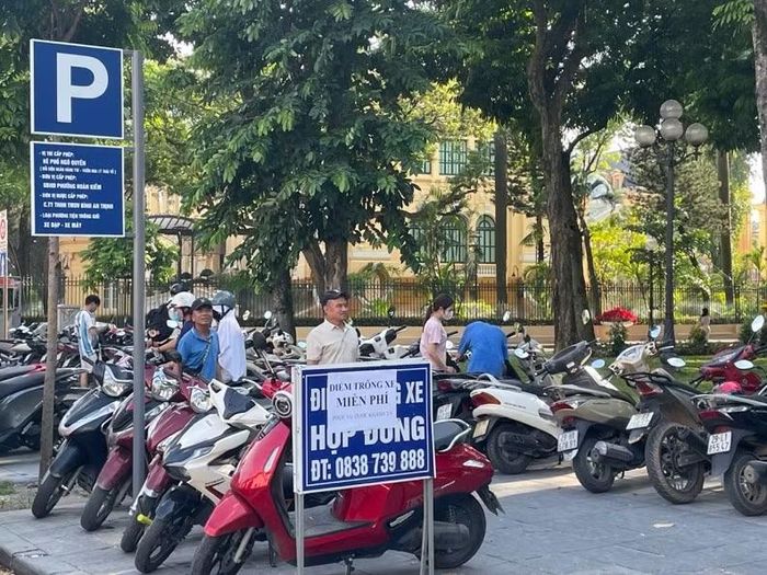 Các điểm trông xe miễn phí thu hút người dân.