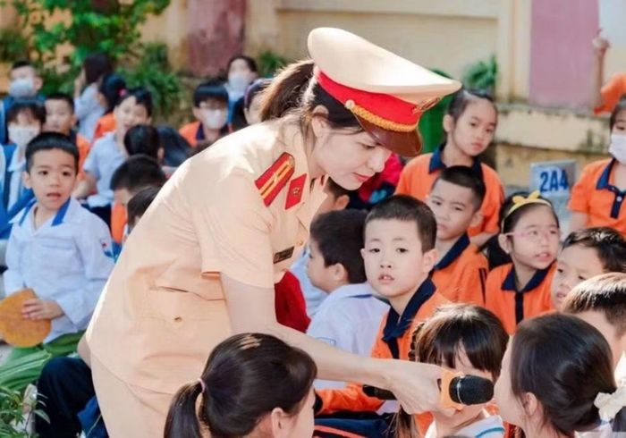Cán bộ Công an tuyên truyền pháp luật cho các cháu học sinh.