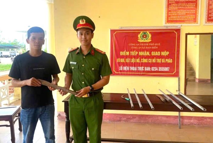Người dân giao nộp vũ khí thô sơ cho Công an xã Đan Điền.