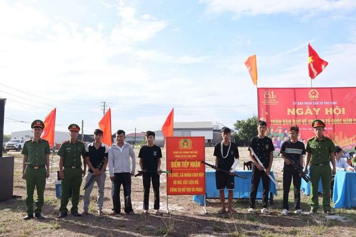 Nhiều cá nhân giao nộp vũ khí tự chế cho Công an xã Phú Vinh.