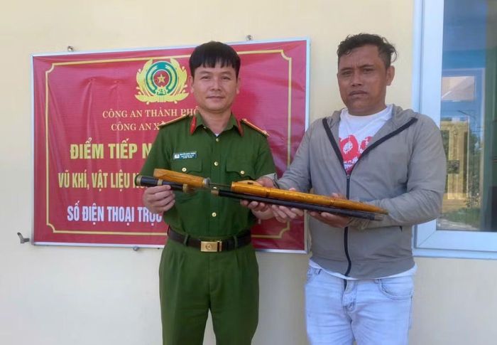 Anh Phạm Phính tự nguyện giao nộp vũ khí tự chế cho Công an xã Đan Điền.