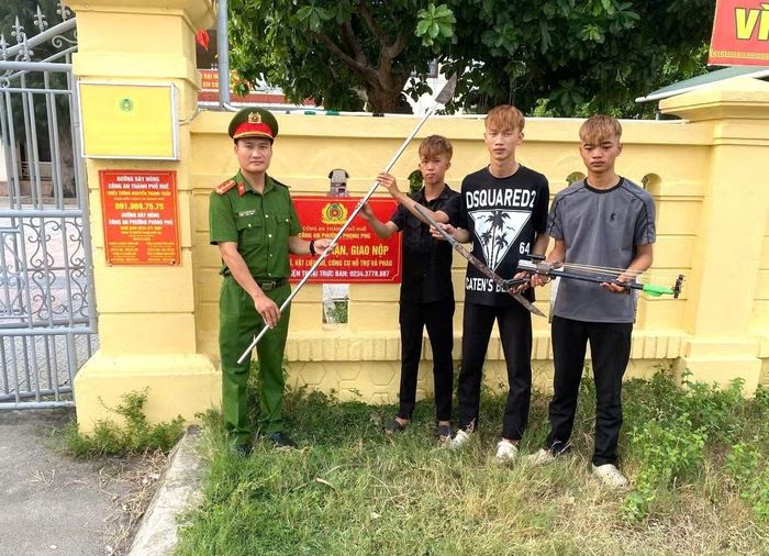 Thanh, thiếu niên mang dao, kiếm tự chế giao nộp cho Công an phường Phong Phú.