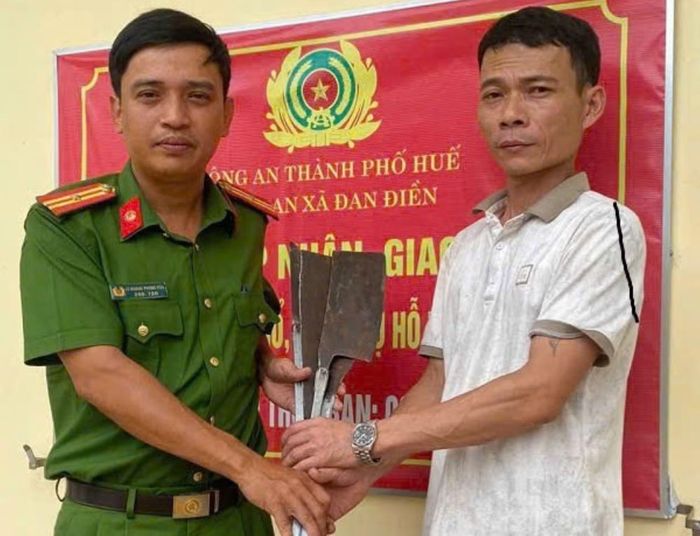 Anh Hồ Ngọc Đức ở thôn Thạnh Lợi mang vũ khí thô sơ giao nộp cho Công an xã Đan Điền.