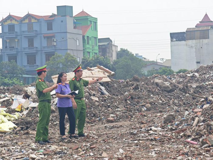 Khu vực các đối tượng đổ chất thải trái phép.