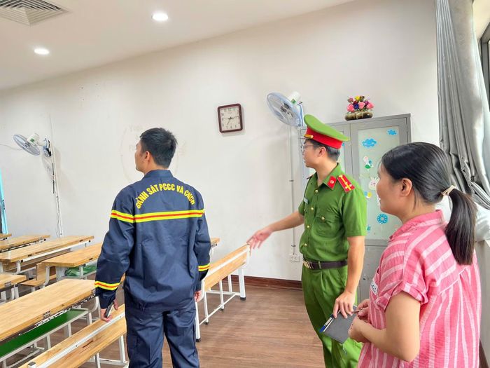 Cán bộ Phòng Cảnh sát PCCC và CNCH, Công an Bắc Ninh trực tiếp khảo sát thực tế, kiểm tra hệ thống điện, thiết bị phòng cháy, lối thoát nạn.