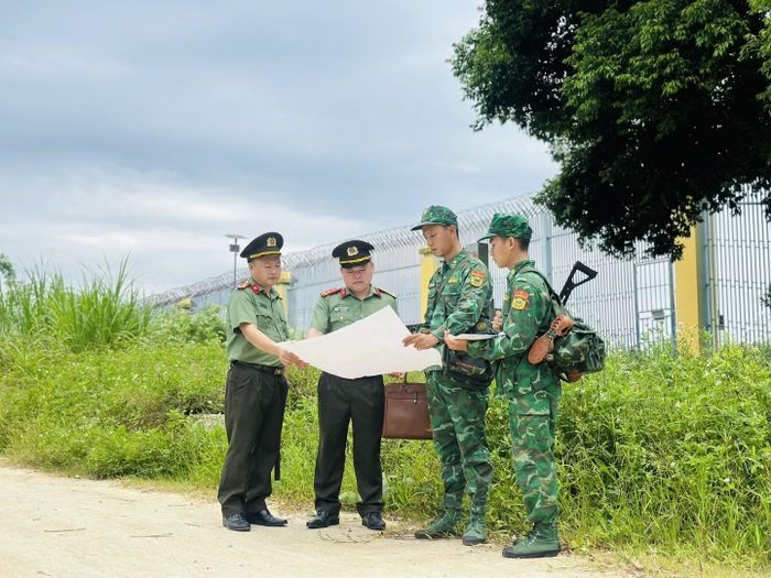 Cán bộ Công an, Quân đội phối hợp bảo vệ ANTQ.