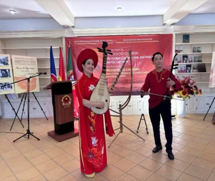 Nghệ sĩ biểu diễn nhạc cụ dân tộc phục vụ kiều bào, bạn bè quốc tế tại Bồ Đào Nha.