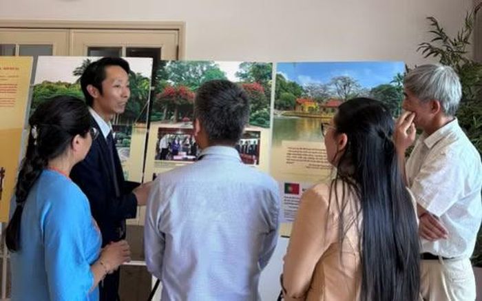 Khách tham quan triển lãm tại Bồ Đào Nha.
