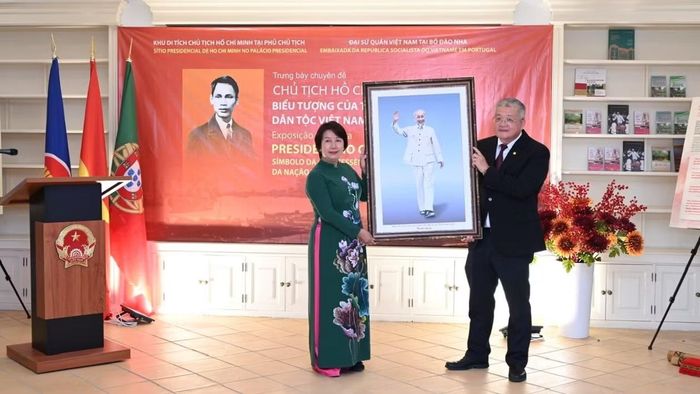 Bà Cù Thị Minh, Phó Giám đốc Khu Di tích Chủ tịch Hồ Chí Minh tại Phủ Chủ tịch trao tặng Đại sứ Nguyễn Mạnh Thắng bức chân dung Chủ tịch Hồ Chí Minh.