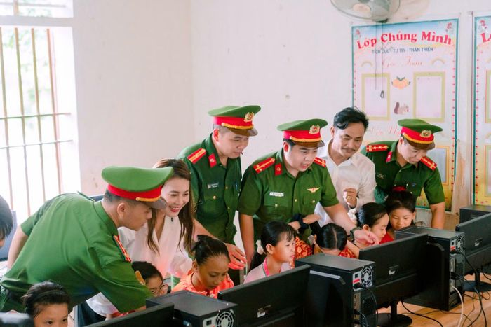 Các em học sinh thực hành với máy tính mới.