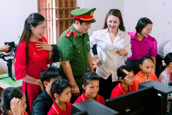  Niềm vui của cô và trò khi có phòng máy tính hiện đại đón năm học mới 