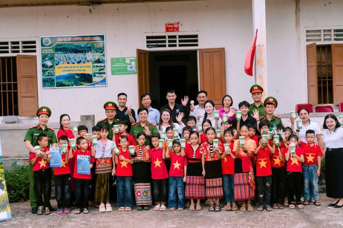  Đoàn công tác Bộ Tư lệnh CSCĐ cùng giáo viên, học sinh điểm trường Cao Vều, Trường Tiểu học Phúc Sơn. 