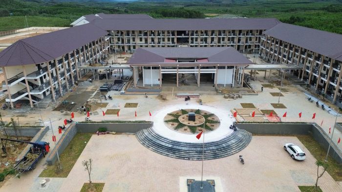 Các dãy phòng học ở trường phổ thông nội trú liên cấp các xã A Lưới 3 được thi công hoàn thiện.