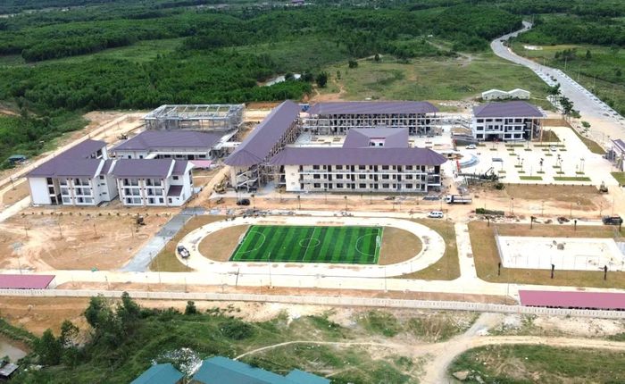Khuôn viên trường phổ thông nội trú liên cấp TH&THCS xã A Lưới 3 có sân bóng đá và công trình phục vụ hoạt động thể dục thể thao của học sinh.
