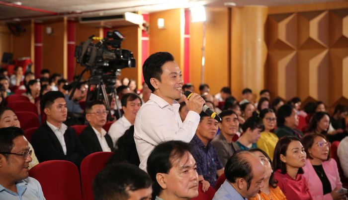 Các đại biểu tham gia chia sẻ ý kiến tại tọa đàm.