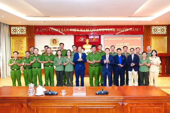 Lãnh đạo các đơn vị tại buổi ký kết kế hoạch phối hợp.
