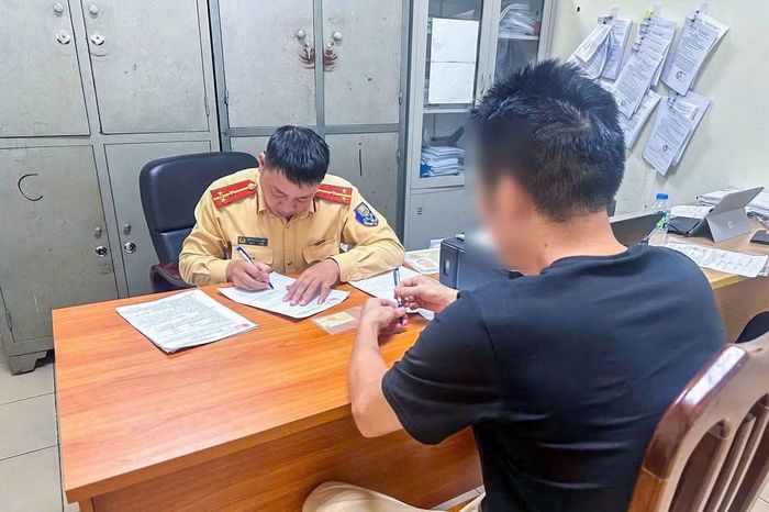CSGT lập biên bản xử phạt tài xế.