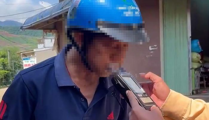Ông L.V.L đo nồng độ cồn và kết quả kiểm tra nồng độ cồn cho thấy ông L.V.L là 4,270 mg/l khí thở, vượt hơn 10 lần mức nồng độ cồn cao nhất được quy định là 0,4 mg/l khí thở.
