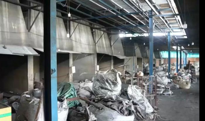 Hàng ngàn tấn chất thải bị chôn lấp xung quanh khu vực nhà xưởng và dưới ao hồ được Cơ quan Công an kiểm tra, khai quật.