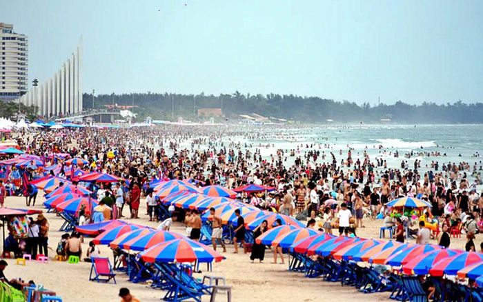 Bãi sau biển Vũng Tàu trong dịp nghỉ lễ. 