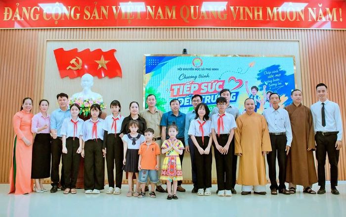 Chương trình tuyên dương, khen thưởng những học sinh có hoàn cảnh khó khăn nhưng giàu nghị lực, đạt thành tích tốt trong học tập.