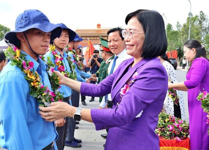 Phó Chủ tịch UBND Thành phố Đồng Nai, Trưởng ban Chỉ đạo thành phố Nguyễn Thị Hoàng tặng hoa động viên Đội K72 Đồng Nai.