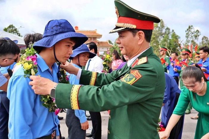 Thiếu tướng Lê Ngọc Hải, Phó Tham mưu trưởng Quân khu 7 tặng hoa động viên Đội K72 Đồng Nai.