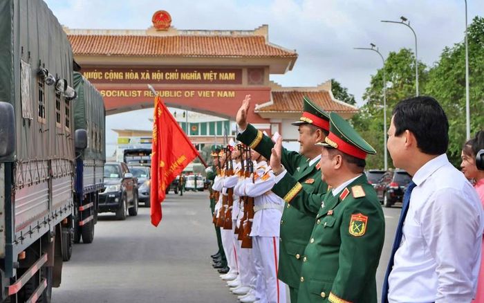 Các đại biểu tiễn các đội K sang làm nhiệm vụ tìm kiếm, quy tập hài cốt liệt sĩ quân tình nguyện và chuyên gia Việt Nam hy sinh tại Vương quốc Campuchia.