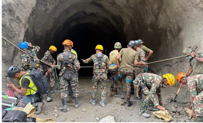 Sau trận lũ quét ngày 26/8 tại thung lũng Trishuli, Nepal, một nhóm WhatsApp do các kỹ sư lập ra đã trở thành công cụ quan trọng hỗ trợ lực lượng cứu hộ. Các chuyên gia chia sẻ sơ đồ, bản đồ đường hầm và hướng dẫn kỹ thuật để giúp đội tìm kiếm tiếp cận những khu vực bị bùn đất và đá vùi lấp. Công nghệ này được sử dụng kết hợp với trực thăng và máy móc hạng nặng trong cuộc tìm kiếm hàng trăm người mất tích. Ngày 4/9, hai công nhân được giải cứu sống sau 9 ngày mắc kẹt trong đường hầm của nhà máy thủy điện Upper Trishuli 3A, làm dấy lên hy vọng vẫn còn người sống sót trong các đường hầm khác.