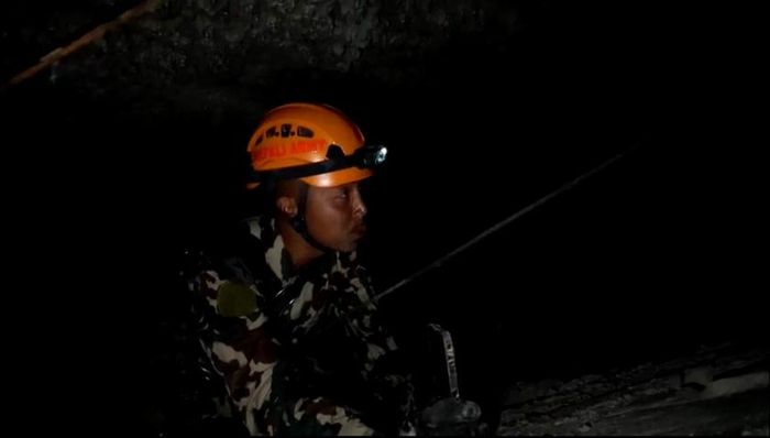 Thời gian trôi qua, lực lượng cứu hộ ngày càng gặp khó khăn trong việc tìm kiếm những người mất tích. Ảnh chụp cắt từ video.