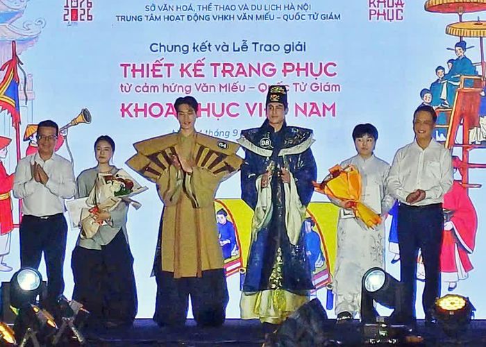 Các tác giả nhận giải thưởng của cuộc thi.