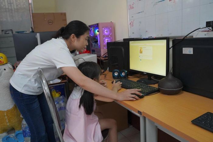 Nhân viên thư viện P.Tân Sơn Nhất hỗ trợ mở sách nói cho khách.