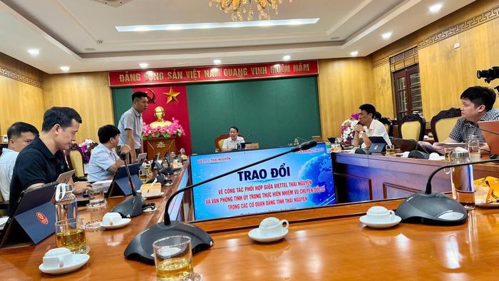 Đoàn công tác Tập đoàn Viettel trao đổi với đại diện Văn phòng Tỉnh ủy Thái Nguyên về công tác CĐS tại địa phương