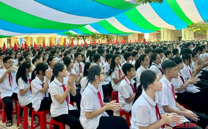 Những tràng vỗ tay rộn ràng trong ngày khai giảng, mở đầu một năm học mới.