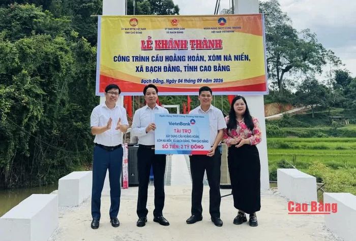 Lãnh đạo Ngân hàng VietinBank Chi nhánh Cao Bằng trao biển tài trợ xây dựng cầu Hoằng Hoản cho xã Bạch Đằng.