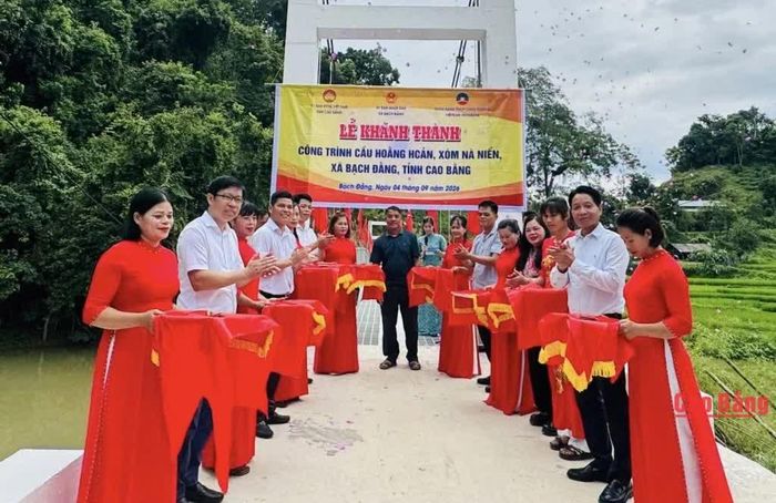 Các đại biểu thực hiện nghi thức cắt băng khánh thành cầu Hoằng Hoản.