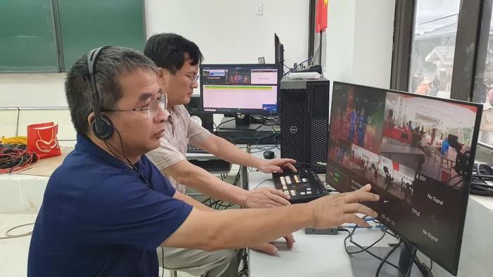 Đạo diễn và kỹ thuật viên Báo và Phát thanh, truyền hình Cao Bằng kiểm tra tín hiệu, hình ảnh phục vụ cầu truyền hình trực tiếp.